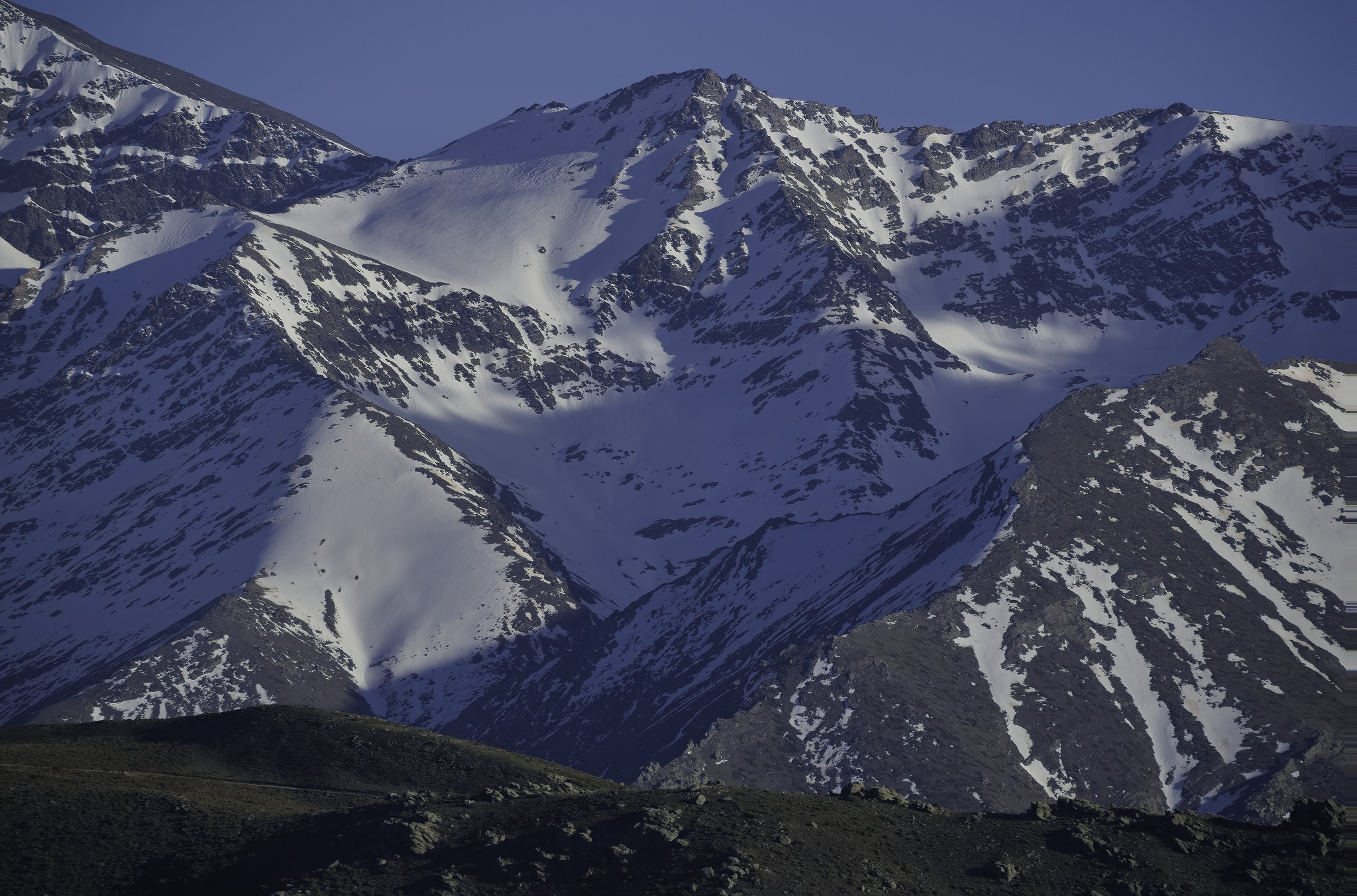 One of my favorite mountains, the Puntal de la Caldera 3223m. No so easy to ascend by any of it's slopes but the southern approach is easiest.
A twisted network of shadowed valleys leads to some sunlit upper snow slopes