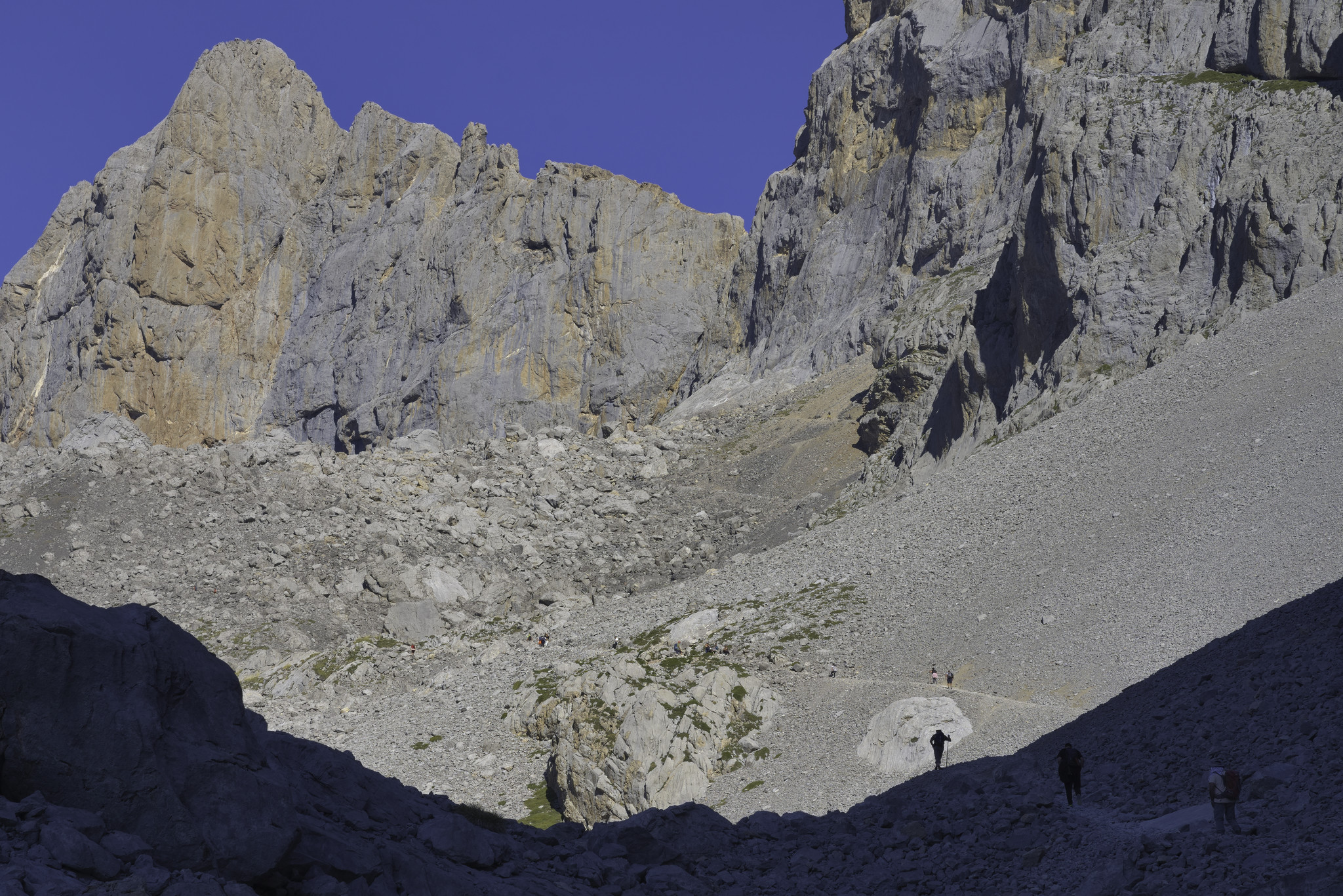 The route up to the Cabaña Verónica rises through stonet and rocky ground with vertical cliffs on the right hand side