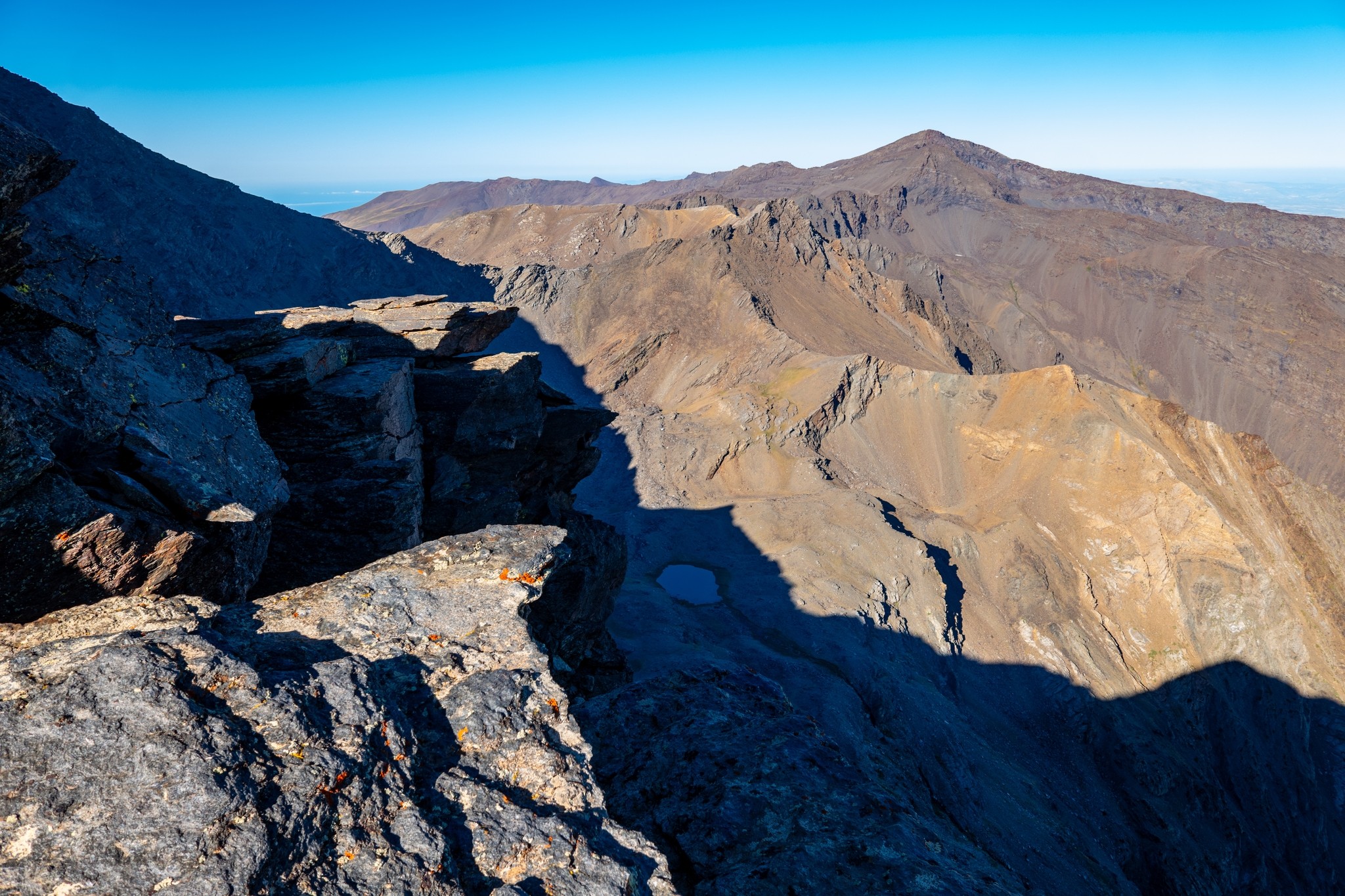 Looking across to Veleta and Puntal de la caldera. In the shadowed valley the Laguna de la Mosca