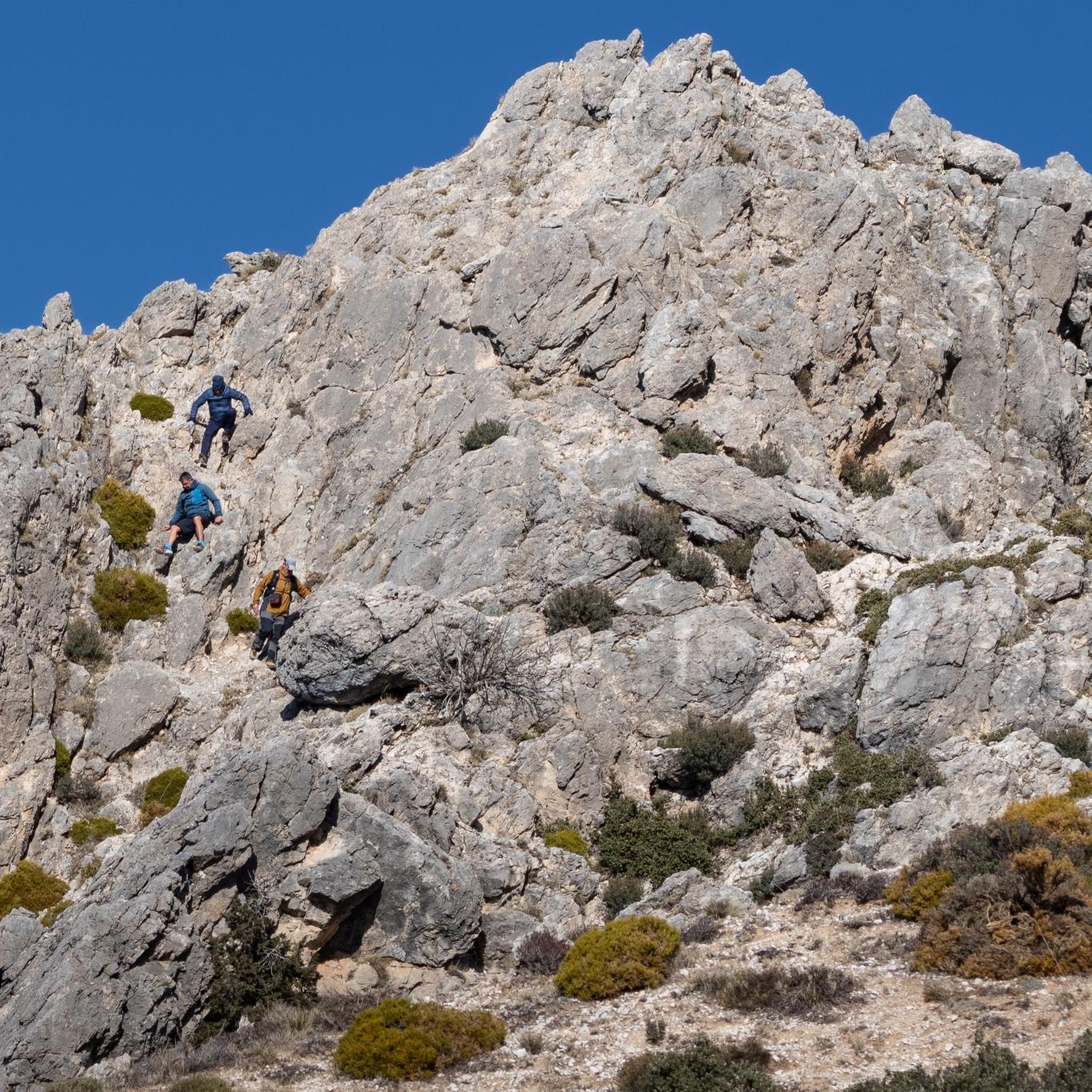 The scrambling descent route from the summit