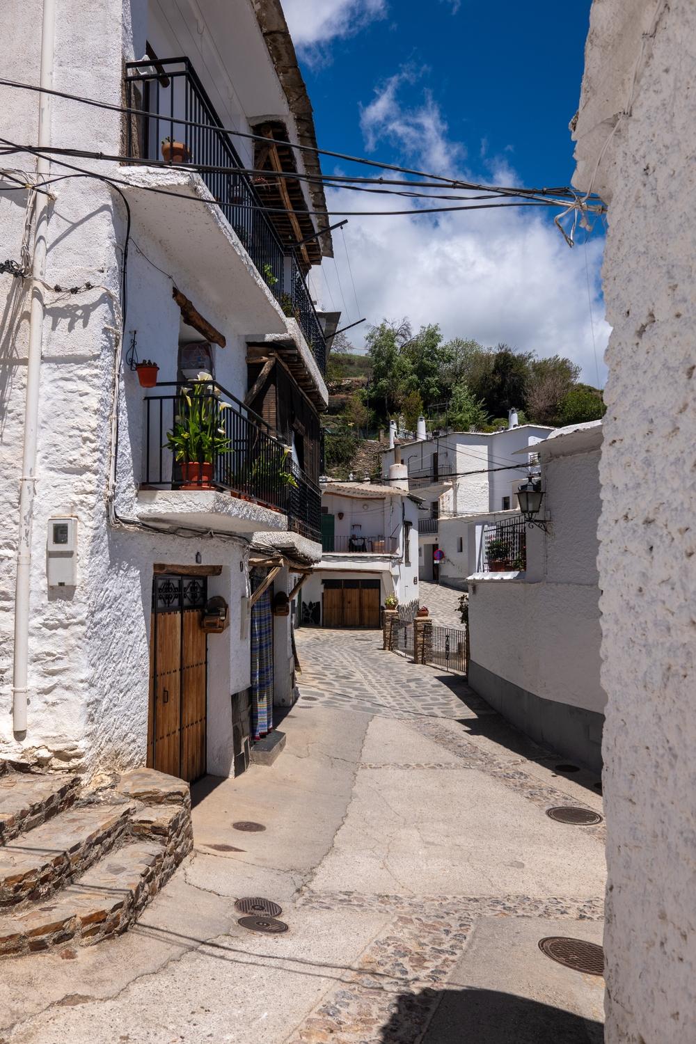 Street scene, Portugos