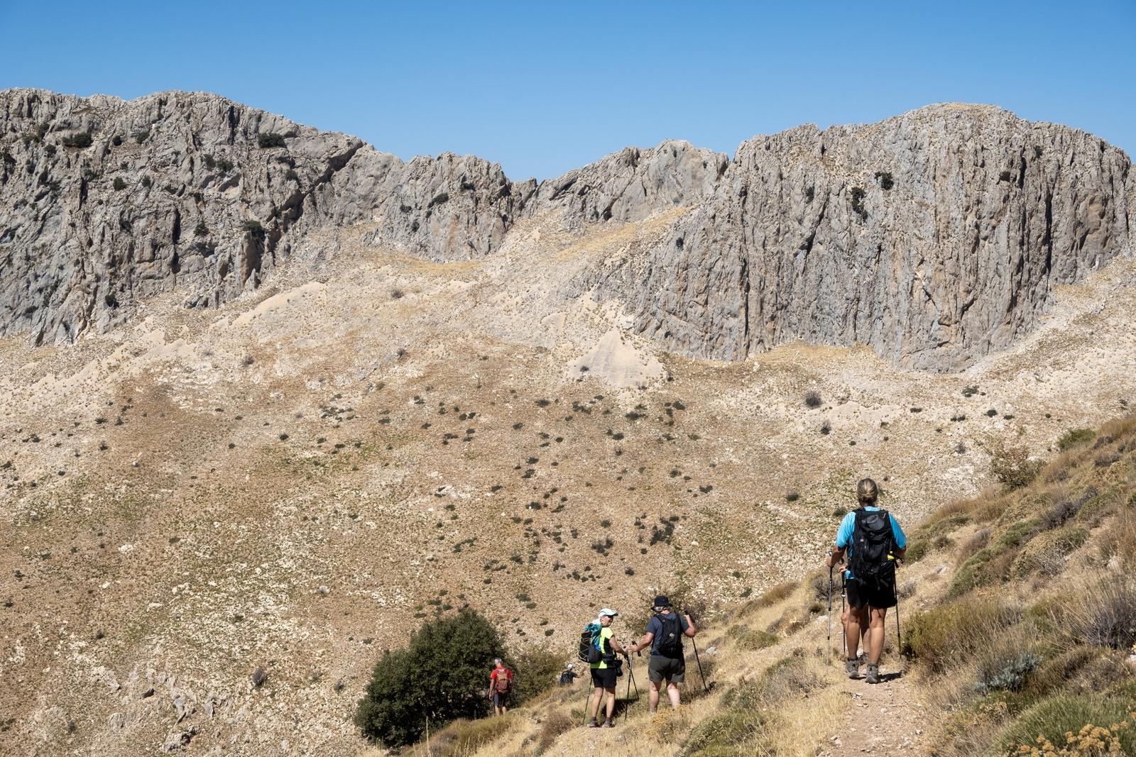 Descending down the trail towards the end. The rocky Sierra Arana ridge beyond dominates